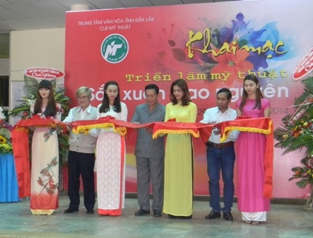 Cắt băng khi mạc...