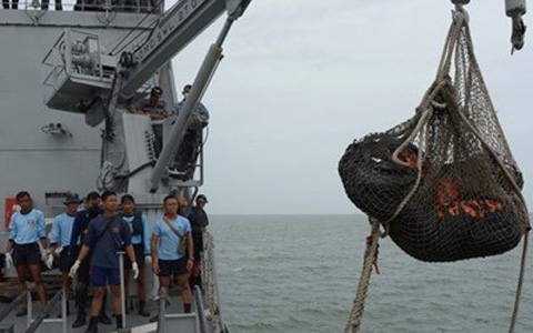 Hải quân Indonesia tham gia hoạt động trục vớt thi thể nạn nhân máy bay AirAsia ngày 3-1 (ảnh: Reuters)