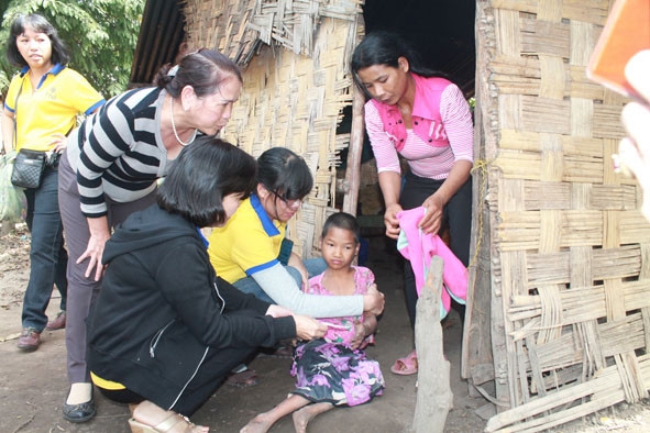 Đoàn từ thiện Công ty Vàng bạc đá quý Phú Nhuận  đến thăm người nghèo ở xã Dak Phơi.
