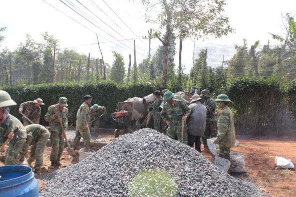Chiến sĩ Trung đoàn 95  tham gia làm đường xây dựng nông thôn mới ở xã Ea Drông (TX.Buôn Hồ).