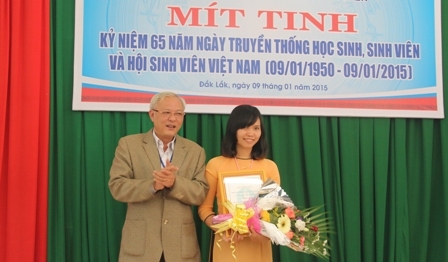 Hiệu trưởng Trường Đại học Tây Nguyên trao danh hiệu 