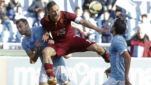 Cuộc đọ sức giữa Roma (áo sẫm) và Lazio sẽ quyết định đến cuộc đua vô địch