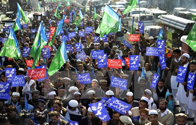 Biểu tình phản đối tranh biếm họa của tạp chí Charlie Hebdo tại Lahore, Pakistan. (Nguồn: AFP/TTXVN)