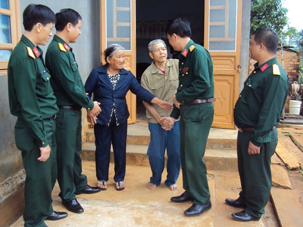 Niềm vui của vợ chồng bà Phạm Thị Trợ khi được thủ trưởng Ban Chỉ huy Quân sự thị xã Buôn Hồ đến thăm, tặng quà.