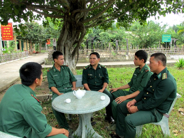 Thiếu tá  Y Blách  Rơ Chăm (thứ 3,  từ trái qua) rất tự hào khi  nhắc đến  vợ con.