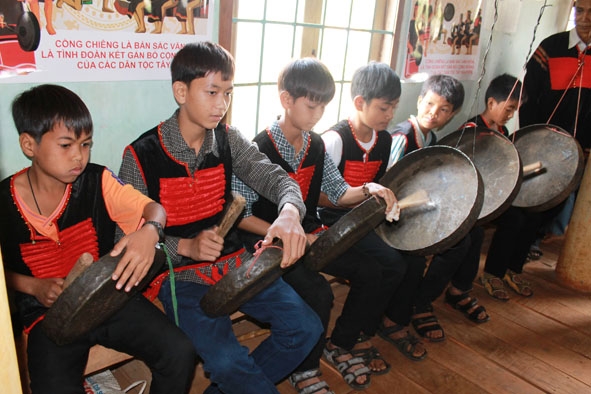 Các thành viên đội chiêng trẻ buôn Pu Huê (xã Ea Ktur, huyện Cư Kuin) biểu diễn cồng chiêng.