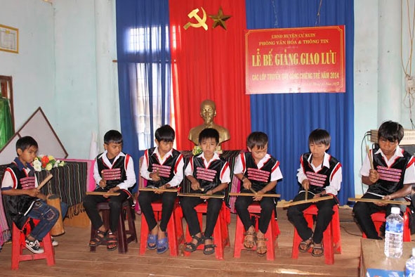 Đội chiêng trẻ buôn Jung A (xã Ea Ktur, huyện Cư Kuin) biểu diễn bài “Đón khách” bằng chiêng kram. 