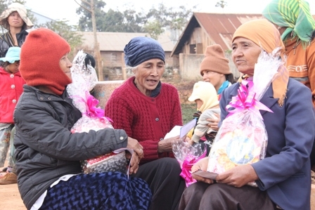 Niềm vui rạng ngời của các bà, các mẹ ở xã Cư Né khi các đơn vị thăm, tặng quà Tết. Ảnh: tư liệu