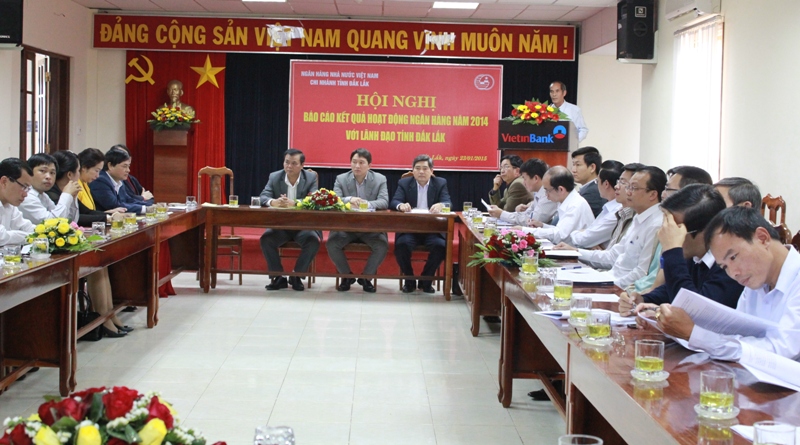 Ông Trần Vĩnh Phúc, Giám đốc Ngân hàng Nhà nước Việt Nam chi nhánh Dak Lak báo cáo kết quả hoạt động năm 2014