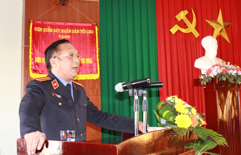 Viện trưởng Viện KSND tỉnh Trần Đình Sơn điều hành thảo luận tại hội nghị