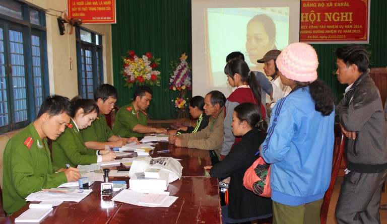 Đoàn thanh niên công an tỉnh tổ chức làm chứng minh nhân dân cho người dân.