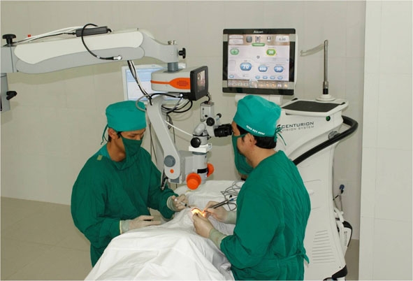 Một ca phẫu thuật thay thủy tinh thể  bằng phương pháp phaco tại Bệnh viện Mắt  Tây Nguyên.                        