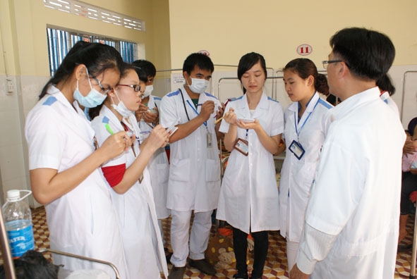 Bác sĩ khoa Nhi tổng hợp, Bệnh viện Đa khoa tỉnh đang chia sẻ kinh nghiệm, kỹ năng cho học sinh trường Trung cấp Y tế Dak Lak trong giờ học thực hành. 