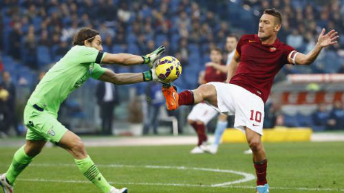  Roma của Totti (phải) đã  trải qua 3 trận hòa liên tiếp ở Serie A