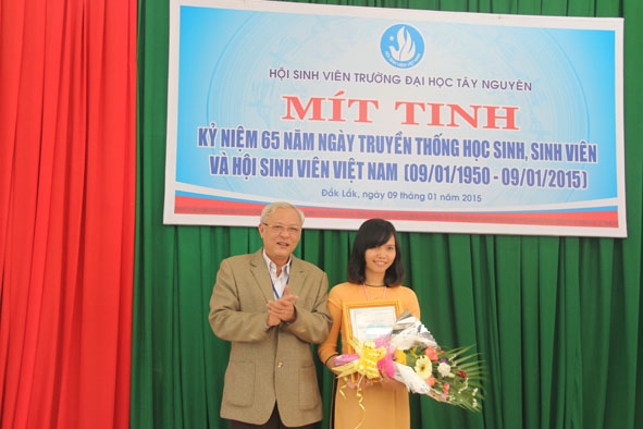 Hiệu trưởng Trường Đại học Tây Nguyên Nguyễn Tấn Vui trao phần thưởng Sao tháng Giêng năm 2014 cho sinh viên Đặng Thị Khánh Hòa.