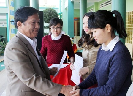 Lãnh đạo Trường Trung cấp Dak Lak trao Giấy chứng nhận cho học sinh