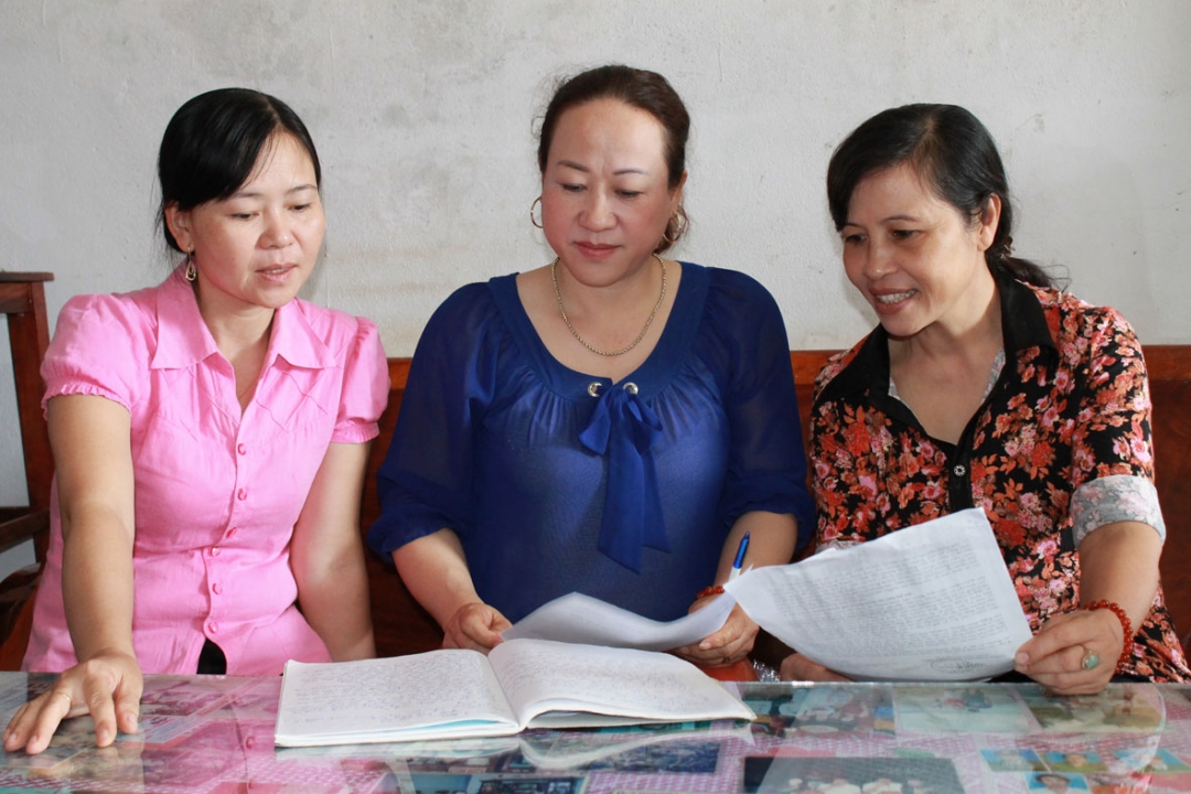 Chị Hồ Thị Lai (ngoài cùng bên phải), Bí thư Chi bộ thôn 2, xã Ea Tu (TP.Buôn Ma Thuột) bàn việc thực hiện mô hình “Con đường phụ nữ tự quản” với các cán bộ phụ nữ của thôn.