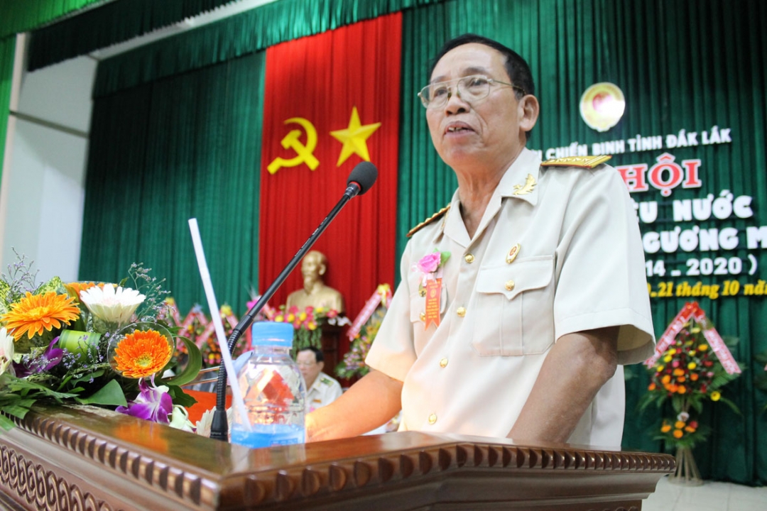 Ông Phan Thanh Lý, Trưởng thôn 14, xã Ea Dar (huyện Ea Kar) phát biểu về thành tích tham gia công tác xã hội địa phương tại Đại hội thi đua Cựu chiến binh gương mẫu của tỉnh.