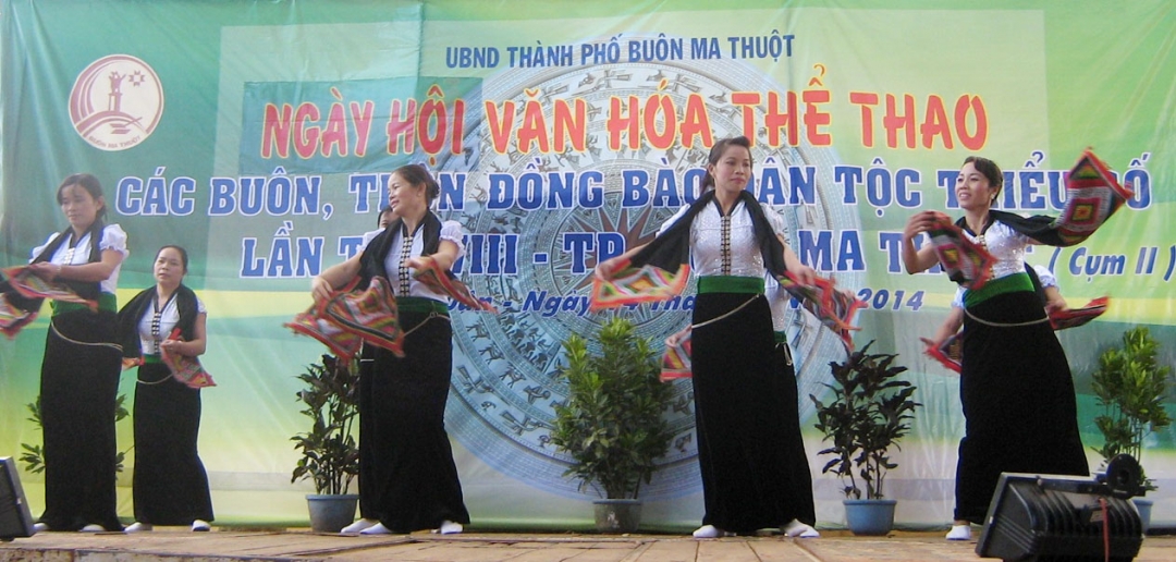 Phụ nữ Thái múa xòe trong ngày hội.