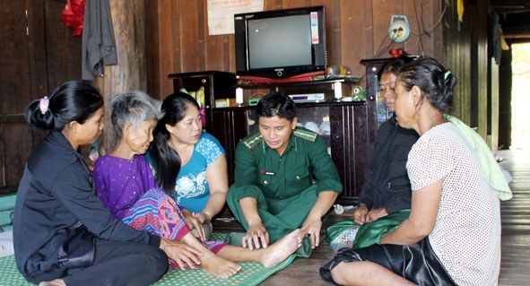 Y sĩ Đặng Quang Bắc hướng dẫn chị em trong buôn cách chăm sóc sức khỏe cho người cao tuổi. 