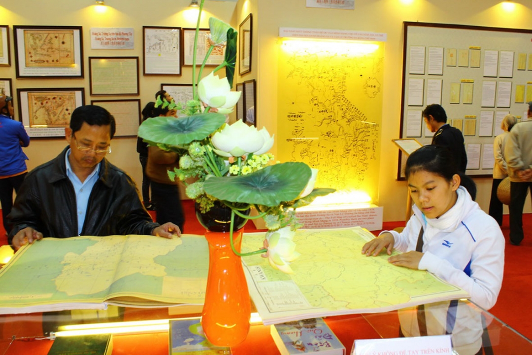 Những tập atlas (bản đồ) được trưng bày tại triển lãm khẳng định rõ ràng chủ quyền biển đảo Việt Nam.