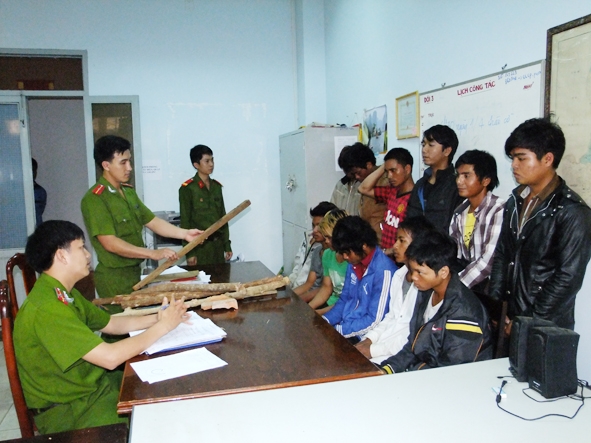 Cán bộ, chiến sĩ CSHS tiến hành điều tra, thẩm vấn một băng nhóm tội phạm.