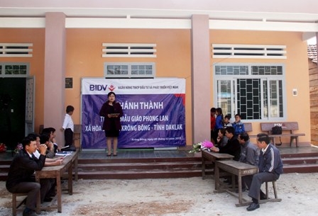 Các đại biểu tham dự Lễ khánh thành và bàn giao công trình nhà lớp học mẫu giáo
