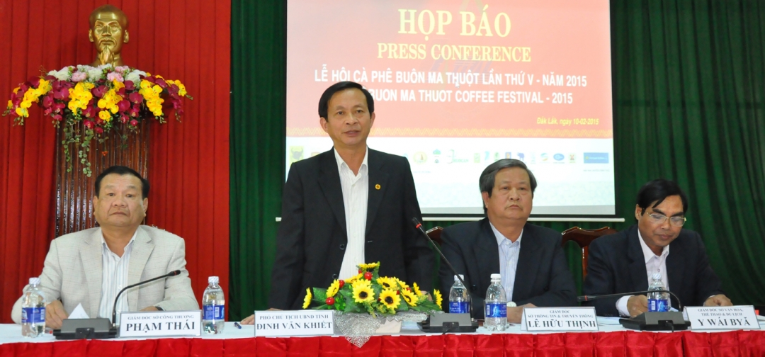Phó Chủ tịch UBND tỉnh, Phó Trưởng Ban tổ chức Lễ hội Đinh Văn Khiết chủ trì buổi họp báo