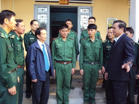Phó Bí thư Tỉnh ủy Êban Y Phu thăm hỏi, động viên cán bộ, chiến sĩ Tiểu đoàn huấn luyện cơ động.