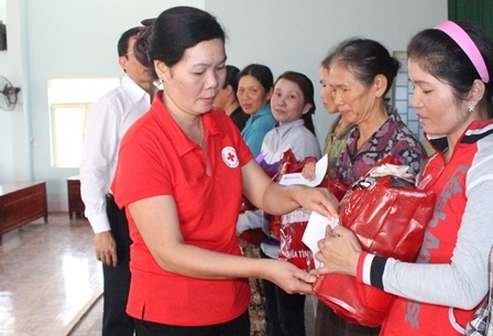 Đại diện Hội Chữ thập đỏ thành phố trao quà tặng người nghèo tại xã Hòa Xuân