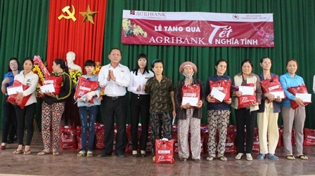 Đại diện Agribank trao quà tặng người nghèo và nạn nhân chất độc da cam tại phường Khánh Xuân