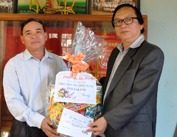 Trưởng Ban Tổ chức Tỉnh uỷ Trần Phú tặng quà Đảng uỷ, chính quyền và nhân dân xã Cư Pơng
