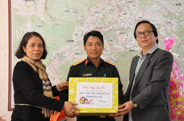 Trao quà của của Tỉnh ủy, HĐND, UBND, Ủy ban MTTQ Việt Nam tỉnh tặng cán bộ, chiến sỹ Tiểu đoàn 303