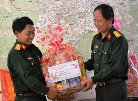 Đại diện Bộ Chỉ huy Quân sự tỉnh trao tặng quà cán bộ, chiến sỹ Tiểu đoàn 303