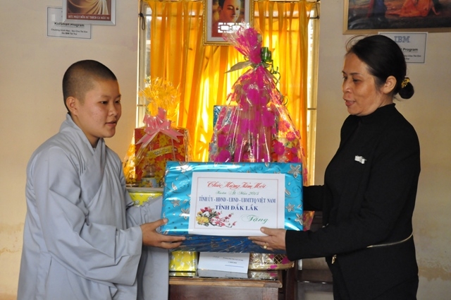 Phó Chủ tịch UBND tỉnh Mai Hoan Niê Kdăm tặng quả của UBND tỉnh cho chùa Bửu Thắng