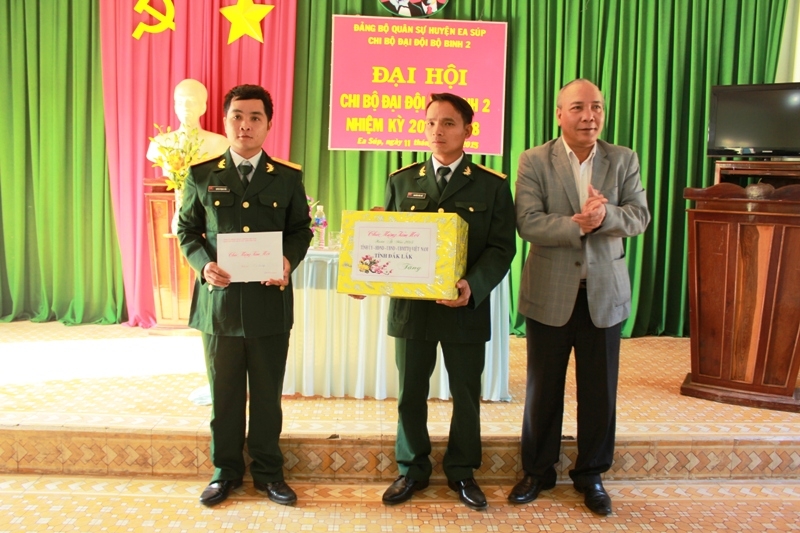 : Phó Chủ tịch Thường trực UBND tỉnh Y Dhăm Ênuôl tặng quà tết cho Đại đội Bộ binh C2