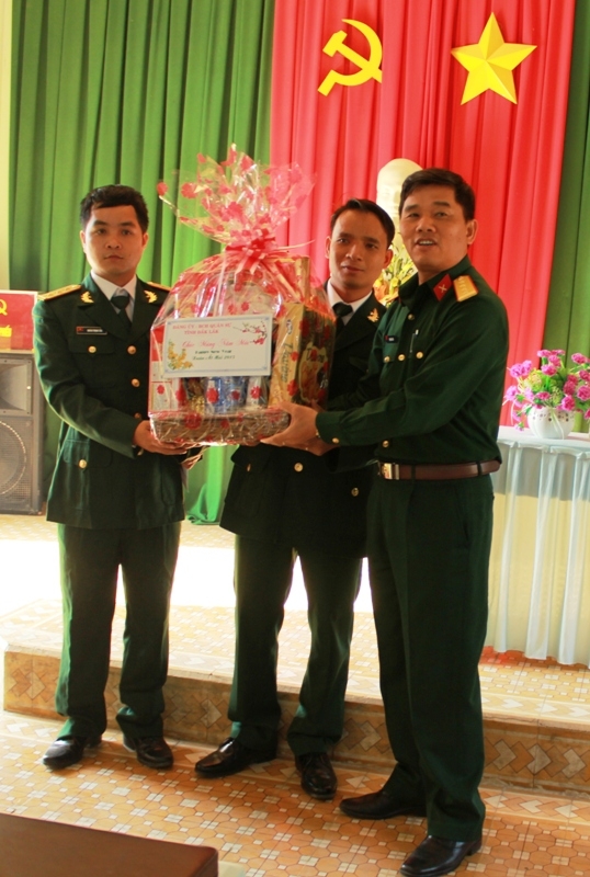 Đại diện lãnh đạo Bộ Chỉ huy Quân sự tỉnh tặng quà cho Đại đội Bộ binh C2