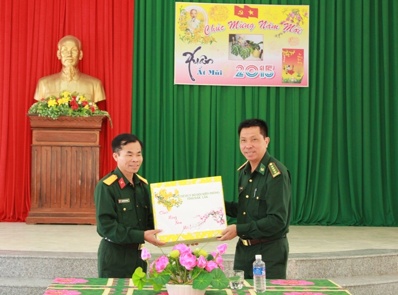 Đại diện lãnh đạo Bộ chỉ huy Bộ đội Biên phòng tỉnh trao quà cho Trung đoàn 736