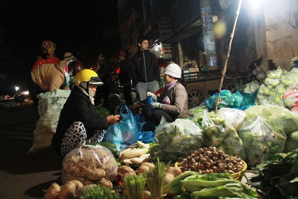 Hàng rau, củ được tập kết trên lề đường bên góc chợ sỉ Tân An.