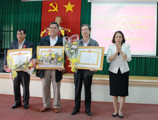 Phó Chủ tịch UBND tỉnh Mai Hoan Niê Kđăm trao tặng Huân chương Lao động hạng Ba cho các cá nhân.