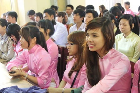 Sinh viên Trường cao đẳng Sư phạm Dak Lak tham dự Lễ khai giảng năm học mới. Ảnh minh họa
