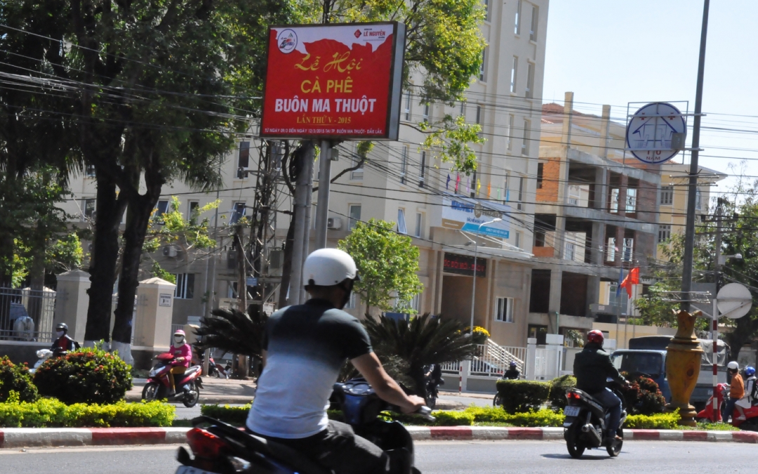 Một pa-nô quảng bá Lễ hội Cà phê Buôn Ma Thuột lần thứ V - năm 2015 đặt tại đường Nguyễn Tất Thành