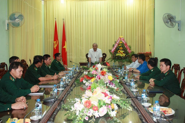 Đồng chí Y Dhăm Ênuôl phát biểu chúc mừng Bộ đội Biên phòng tỉnh  nhân Ngày truyền thống Bộ đội Biên phòng.