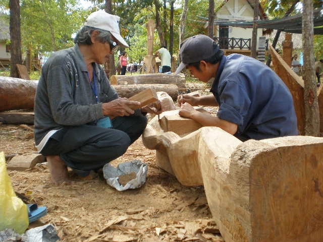 nghệ nhân tham gia Trại điêu khắc gỗ nhân Lễ hội Cà phê Buôn Ma Thuột lần thứ III - 2011