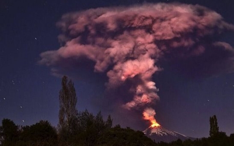 Núi lửa Villarrica ở Chile phun tro bụi hôm 3-3. (ảnh: EPA)