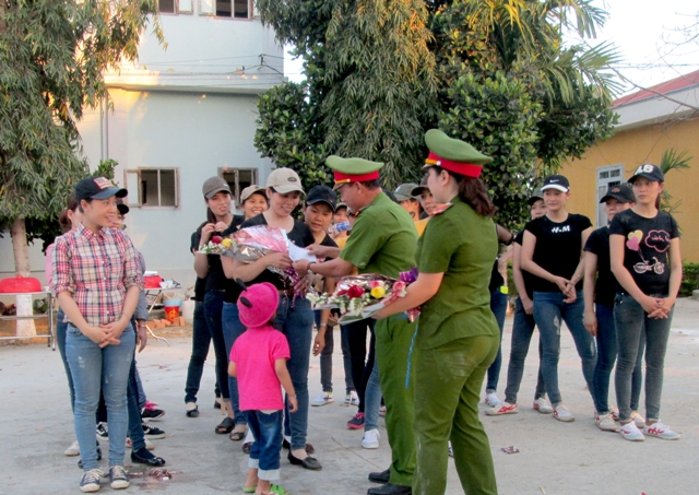 Đồng chí Nguyễn Công Thìn, Phó Bí thư đảng bộ đơn vị, Phó giám thị trao giải cho các đội