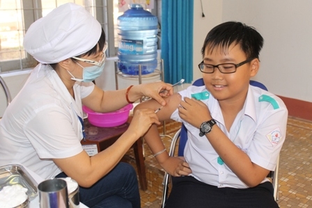 Tiêm vắc xin Sởi-Rubella cho học sinh trường THCS Tân Lợi (TP. Buôn Ma Thuột).