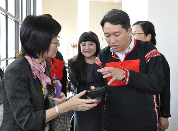 Phó Chủ tịch UBND tỉnh Nguyễn Hải Ninh  giới thiệu về chế tác sản phẩm gốm với  Phó Đại sứ Thái Lan Wanthanee Viputwongsakul.
