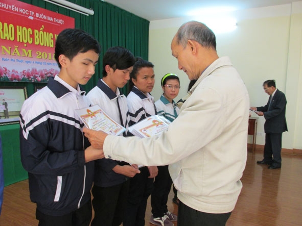 Hai em Phạm Minh Trung và Huỳnh Đức Duân (từ trái sang)  vui mừng nhận Học bổng Y Jút (Hội Khuyến học TP. Buôn Ma Thuột).