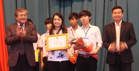 Lãnh đạo Sở GD-ĐT Dak Lak trao giải các tác giải đoạt thành tích cao tại Cuộc thi